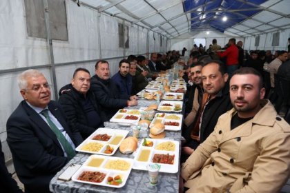 Başkan Böcek Gaziantep'te depremzedelerle iftar yaptı