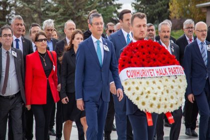 CHP Genel Başkanı seçilen Özgür Özel güne Bülent Ecevit'in mezarını ziyaret ederek başladı