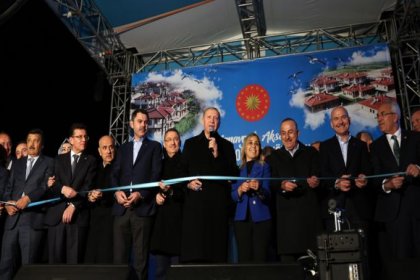 Erdoğan, Antalya Manavgat'ta yangından sonra yeni evlerine kavuşan vatandaşlara konutlarının anahtarını verdi