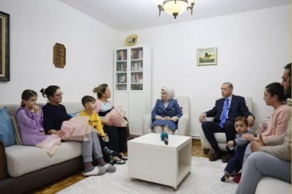 Erdoğan, depremzede Hülya Çelebi ve ailesini ziyaret etti