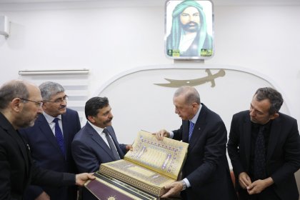 Erdoğan, Pendik Cemevinde Muharrem ayı dolayısıyla düzenlenen iftar programına katıldı