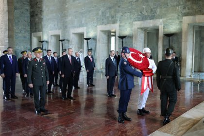 Erdoğan, Yüksek Askerî Şûra üyeleriyle birlikte Anıtkabir’i ziyaret etti