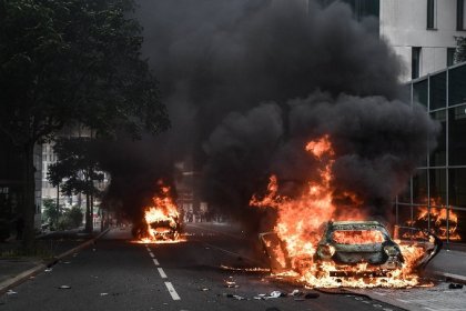 Fransa'da 17 yaşındaki gencin polis tarafından öldürülmesiyle başlayan protestolarda bir kişi çatıdan düşerek öldü