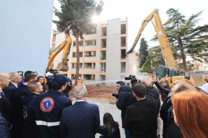 İBB, İstanbul'u yeniliyor; Bakırköy’deki İş Bankası Mensupları Sitesi’nin yıkımı gerçekleşti