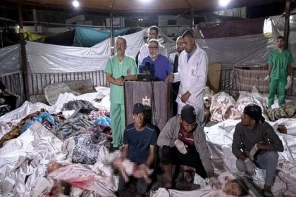İsrail'in bombaladığı hastanede cenazeler arasında basın toplantısı