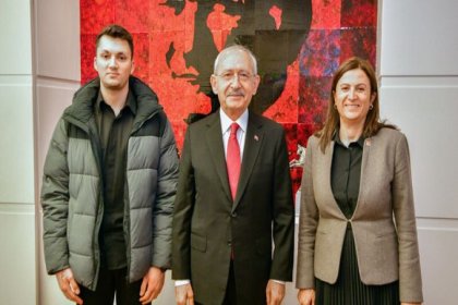 Kılıçdaroğlu, Avukat Türkan Elçi'ye CHP rozeti taktı