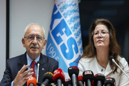 Kılıçdaroğlu, Eğitim-Sen ziyaretinde yaptığı açıklamada; 'Öğrenciler, Devletin resmi rakamları; Çocuklarımızın yüzde 33.7’si yani 7 milyon 662 bin 807 çocuk maddi yoksulluk çekiyor ve çocuklar okula aç gidiyor'