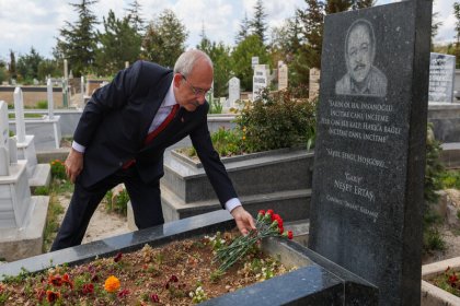 Kılıçdaroğlu, Halk Ozanları Muharrem ve Neşet Ertaş'ın mezarlarını ziyaret etti