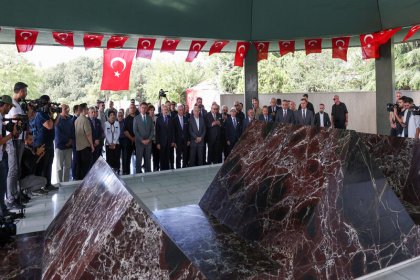 Kılıçdaroğlu, Menderes ve Özal’ın Anıt Mezarını ziyaret etti