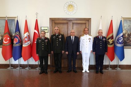 Millî Savunma Bakanı Yaşar Güler, TSK’nın yeni komuta kademesini kabul etti
