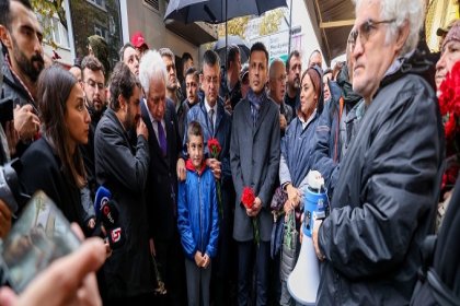 Özgür Özel, Hrant Dink’in katledildiği yere karanfil bıraktı