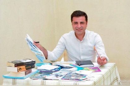 Selahattin Demirtaş: 'Erdoğan'ın adaylığına karşı Yüksek Seçim Kuruluna itiraz dilekçesi sunacağım. Erdoğan kral mı ki yasalar onu bağlamıyor?'