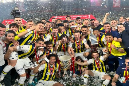 Ziraat Türkiye Kupası'nda şampiyon Medipol Başakşehir'i 2-0 yenen Fenerbahçe oldu