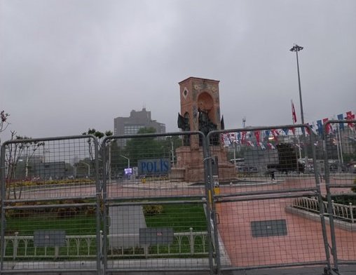 1 Mayıs İstanbul'da çelik bariyerler altında kutlanıyor; Taksim'e çıkmak isteyen gruplara gözaltı yapıldı!