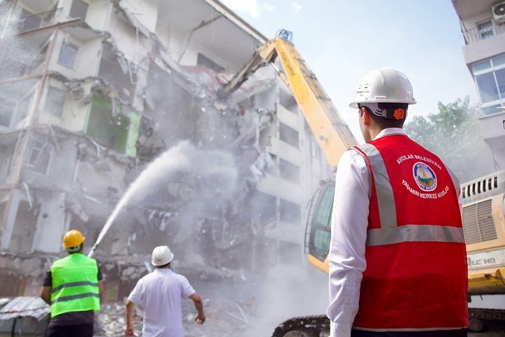Avcılar Belediye Başkanı Çaykara: 'Mahalle ziyaretlerimiz sırasında tespit ettiğimiz hemşehrilerimizin can güvenliğini tehdit eden 20 tane metruk binanın yıkımına başladık' Avcılar Belediye Başkanı Çaykara: 'Mahalle ziyaretlerimiz sırasında tespit ettiğimiz hemşehrilerimizin can güvenliğini tehdit eden 20 tane metruk binanın yıkımına başladık'