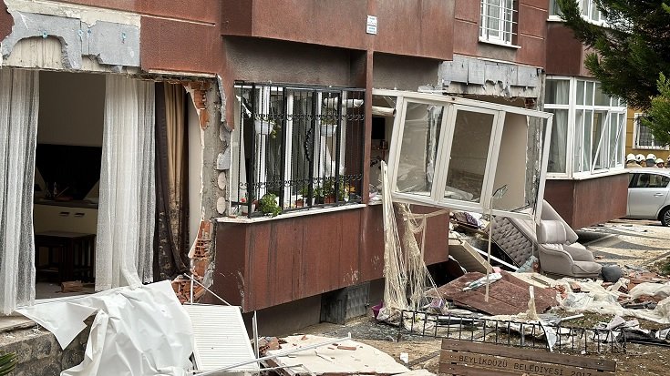 Beylikdüzü'nde doğalgaz patlaması: 1 ölü, 3 yaralı Beylikdüzü'nde doğalgaz patlaması: 1 ölü, 3 yaralı