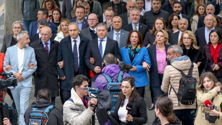 CHP Genel Başkan Yardımcısı Özçağdaş, Grup Başkanvekili Emir ve Vekiller, Eğitimdeki Sorunlara Karşı MEB’e yürüdü