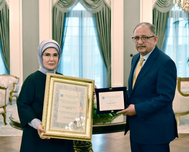 Emine Erdoğan, 'Sıfır Atık' projesine verilen AKDENİZ-PA Ödülü’nü teslim aldı