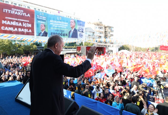 Erdoğan; Burayı da Cumhur İttifakı olarak aldığımız zaman durum ne olacak, herhangi bir aksama olmadan Ankara ve Manisa el ele verecek, buradaki hizmetler artarak yoluna devam edecek!