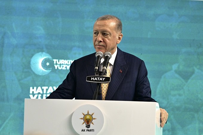 Erdoğan, seçim çalışmasına yaralarını sarmaya gittiği Hataylılara seslenerek başladı: 'Merkez yerel el ele vermezse, o şehre bir şey gelmez; Hatay'a geldi mi?'