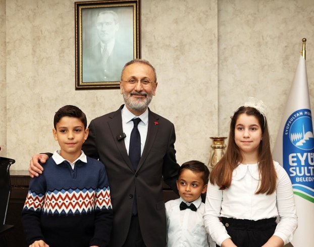 Eyüpsultan Belediye Başkanı Dr. Mithat Bülent Özmen'den 23 Nisan mesajı