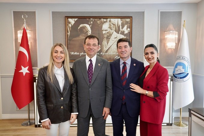 İBB Başkanı Ekrem İmamoğlu, Trabzon’da Ortahisar Belediye Başkanı Ahmet Kaya’yı makamında ziyaret etti İBB Başkanı Ekrem İmamoğlu, Trabzon’da Ortahisar Belediye Başkanı Ahmet Kaya’yı makamında ziyaret etti