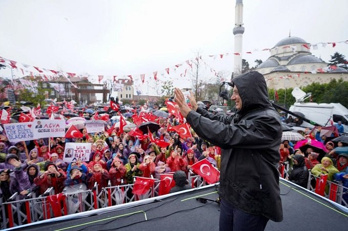 İmamoğlu, Şile'de sağanak yağış altında konuştu; Halkçı belediyeciyiz biz. İsrafçılar kaybedecek. Rantçılar kaybedecek. Halkçılar kazanacak. Bereket kazanacak!