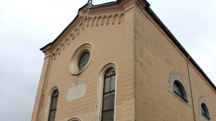 İstanbul, Sarıyer'de Santa Maria Kilisesindeki ayin sırasında 2 maskeli ve silahlı saldırgan 1 vatandaşı öldürdü