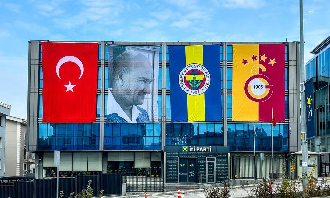 İYİ Parti Genel Merkezi'ne Türk bayrağı ve Atatürk posteri ile takımlarımıza destek amacıyla kulüp bayrakları asıldı