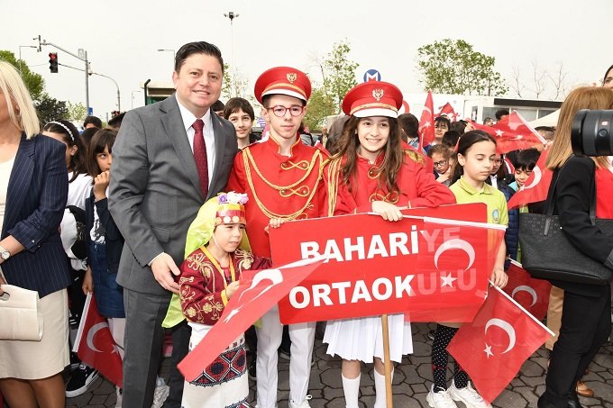 Kadıköy Belediye Başkanı Mesut Kösedağı, 23 Nisan Ulusal Egemenlik ve Çocuk Bayramı çelenk törenine katıldı