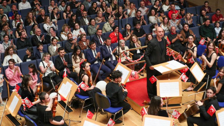 Özgür Özel Bilkent Çocuk Senfoni Orkestrası Konserine katıldı