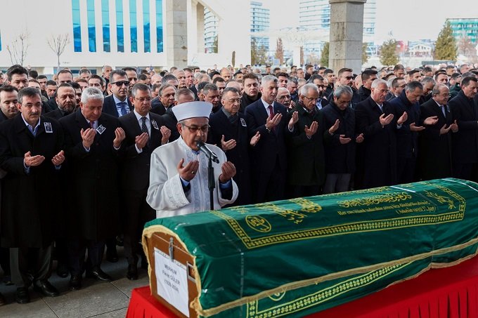 Özgür Özel, Fikret Güler için Ahmet Hamdi Akseki Camii'nde düzenlenen cenaze törenine katıldı