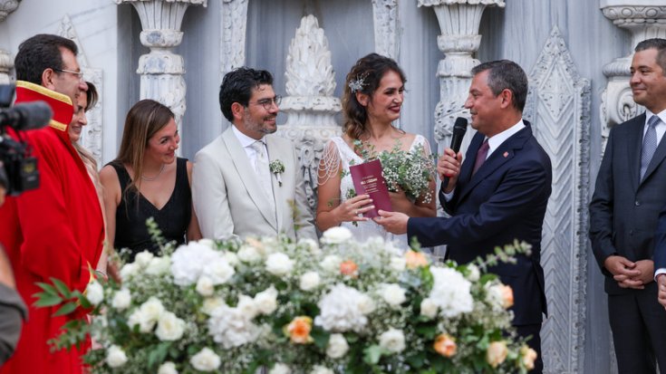 Özgür Özel, Gazeteci Gülşah İnce ve Doç. Dr. Oğuz Demir çiftinin nikah törenine katıldı