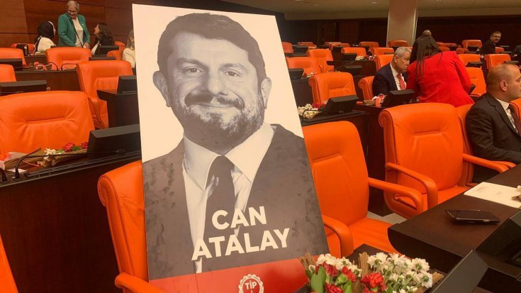 TBMM'de Can Atalay görüşmesinde AKP'li Alpay Özalan kürsüde bulunan Ahmet Şık'a saldırdı; DEM Parti Grup Başkanvekili Gülüstan Kılıç Koçyiğit, başından yaralandı TBMM'de Can Atalay görüşmesinde AKP'li Alpay Özalan kürsüde bulunan Ahmet Şık'a saldırdı; DEM Parti Grup Başkanvekili Gülüstan Kılıç Koçyiğit, başından yaralandı