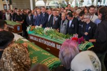 Özgür Özel, Gülsün Bor ve Altan Feyman’ın Cenaze Törenlerine Katıldı
