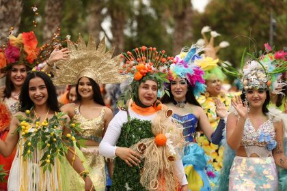 12. kez düzenlenen Nisan’da Adana’da Uluslararası Portakal Çiçeği Karnavalı için gelen yerli ve yabancı turistler Adana sokaklarını doldurdu