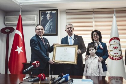 Ankara Büyükşehir Belediye Başkanı Mansur Yavaş, mazbatasını aldı