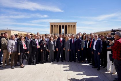CHP'li İBB Başkanı Ekrem İmamoğlu, 31 Mart'ta seçilen 26 belediye başkanı ve 13 belediye başkan adayı ile birlikte Ata’nın huzuruna çıktı