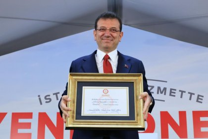 CHP'li İBB Başkanı Ekrem İmamoğlu, mazbatasını aldıktan sonra Saraçhane'de mesai arkadaşları ile buluştu
