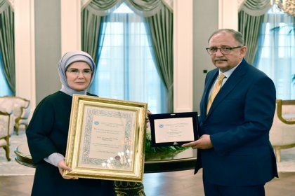 Emine Erdoğan, 'Sıfır Atık' projesine verilen AKDENİZ-PA Ödülü’nü teslim aldı