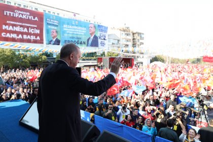 Erdoğan; Burayı da Cumhur İttifakı olarak aldığımız zaman durum ne olacak, herhangi bir aksama olmadan Ankara ve Manisa el ele verecek, buradaki hizmetler artarak yoluna devam edecek!