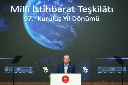 Erdoğan, 'devlet görevlilerine ve kritik kurumlara yönelik siber saldırıların engellenmesi noktasında MİT'in başarılarını gururla takip ediyoruz'