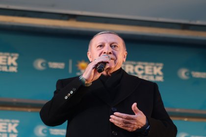 Erdoğan; Şehrimizin kaynaklarını terör örgütüne ve teröristlere aktarma yerine sizin için, benim Hakkârili kardeşlerim için kullanacak isimler belirledik!