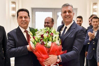 Esenyurt'ta Prof. Dr. Ahmet Özer, devir teslim töreni ile görevi Kemal Deniz Bozkurt’tan devraldı