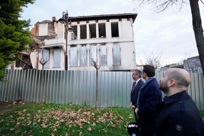 İBB Başkanı İmamoğlu, TÜGVA’ya tahsis edildikten sonra harabeye dönen, bir Mimar Sinan eseri olan tarihi Mihrimah Sultan Camii’nin tam karşısında bulunan yapıda incelemelerde bulundu