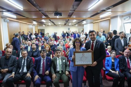 Maltepe Belediye Başkanı Mimar Esin Köymen mazbatasını aldı