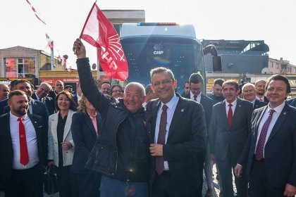 Özgür Özel, Babaeski'den sordu: 'Tayyip Erdoğan, enflasyonun 67 olduğuna inanıyorsa neden emekliye 33 veriyor. Ama emekliye 33 verirken, köprüye, yola yüzde 76 zam yapıyor'