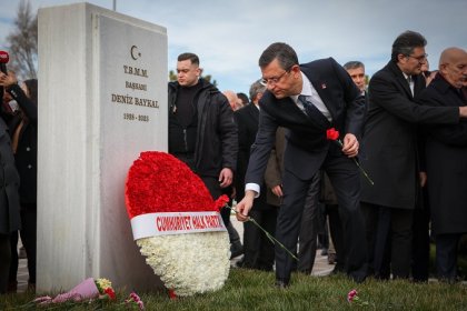 Özgür Özel, Deniz Baykal'ın mezarı başında yapılan anma törenine katıldı
