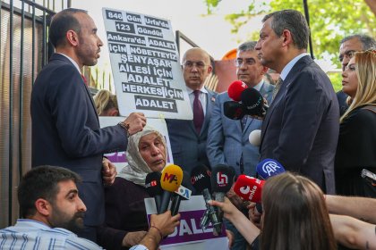 Özgür Özel, Emine Şenyaşar’ı ziyaret etti: 'Annenin Gözyaşının Rengi Olmaz'