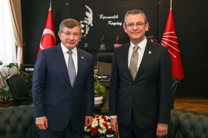 Özgür Özel TBMM'de makamında Davutoğlu'nu kabul etti